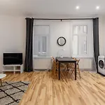Modern Studio Next To Jrt
